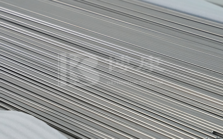 Comment une barre métallique en titane se compare-t-elle aux barres en acier inoxydable ou en aluminium ?